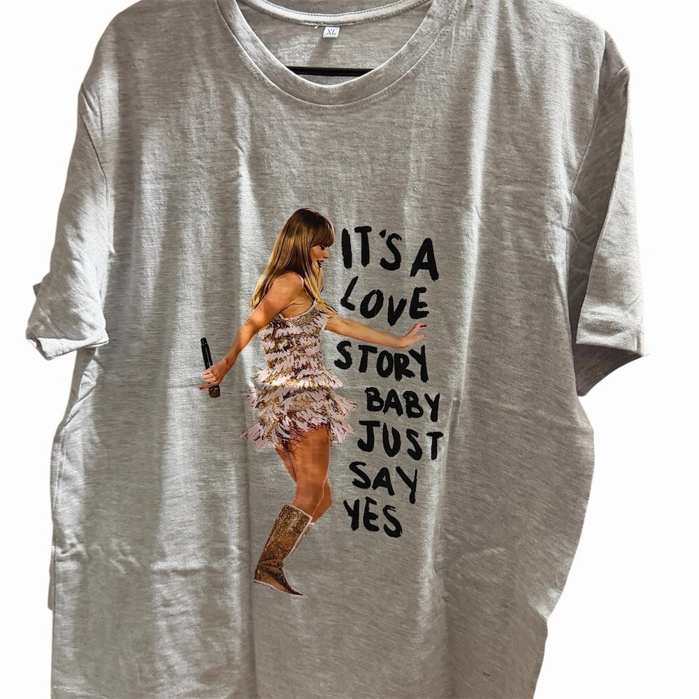 Taylor Swift Love Story Graphic T-Shirt Unisex XL Gray Short Sleeve Crew